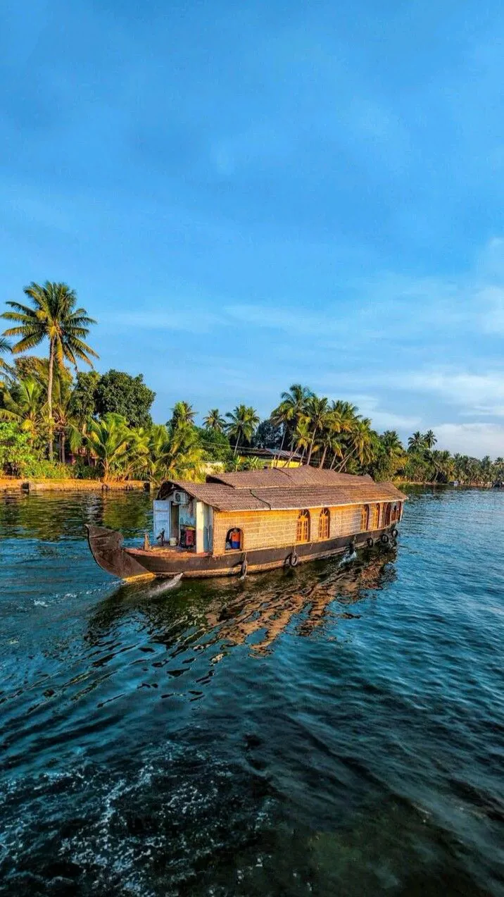 Kerala Scenic Escape – Munnar, Thekkady & Alleppey Houseboat