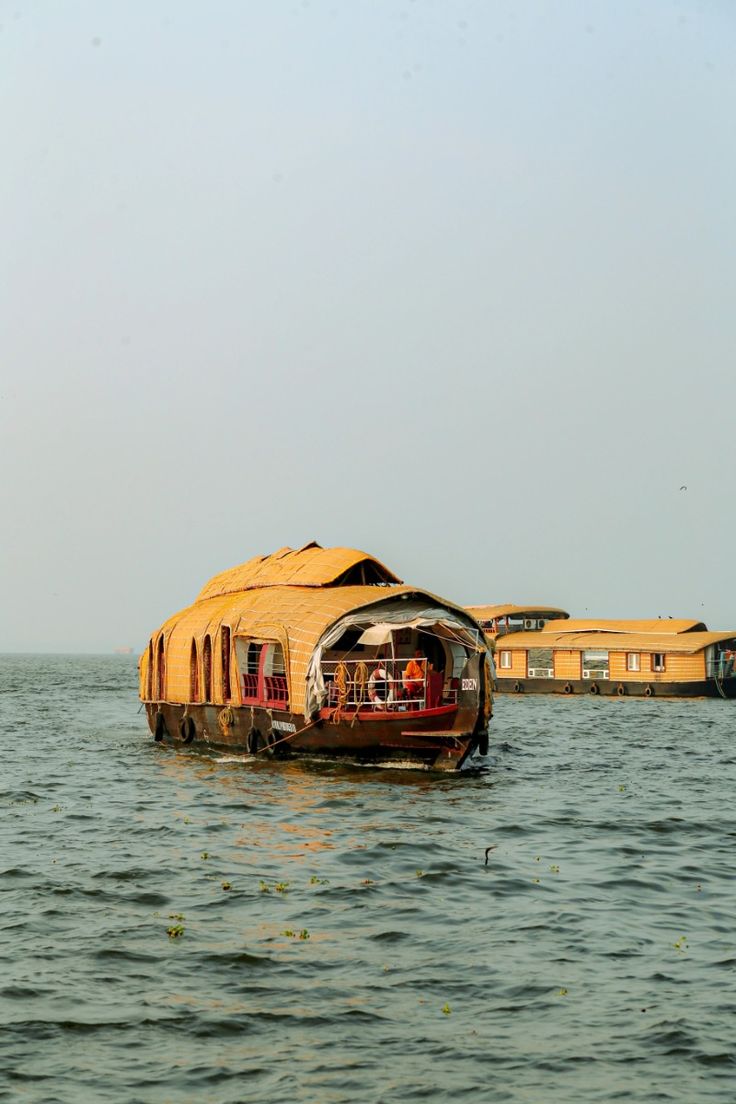 Kerala Scenic Escape – Munnar, Thekkady & Alleppey Houseboat
